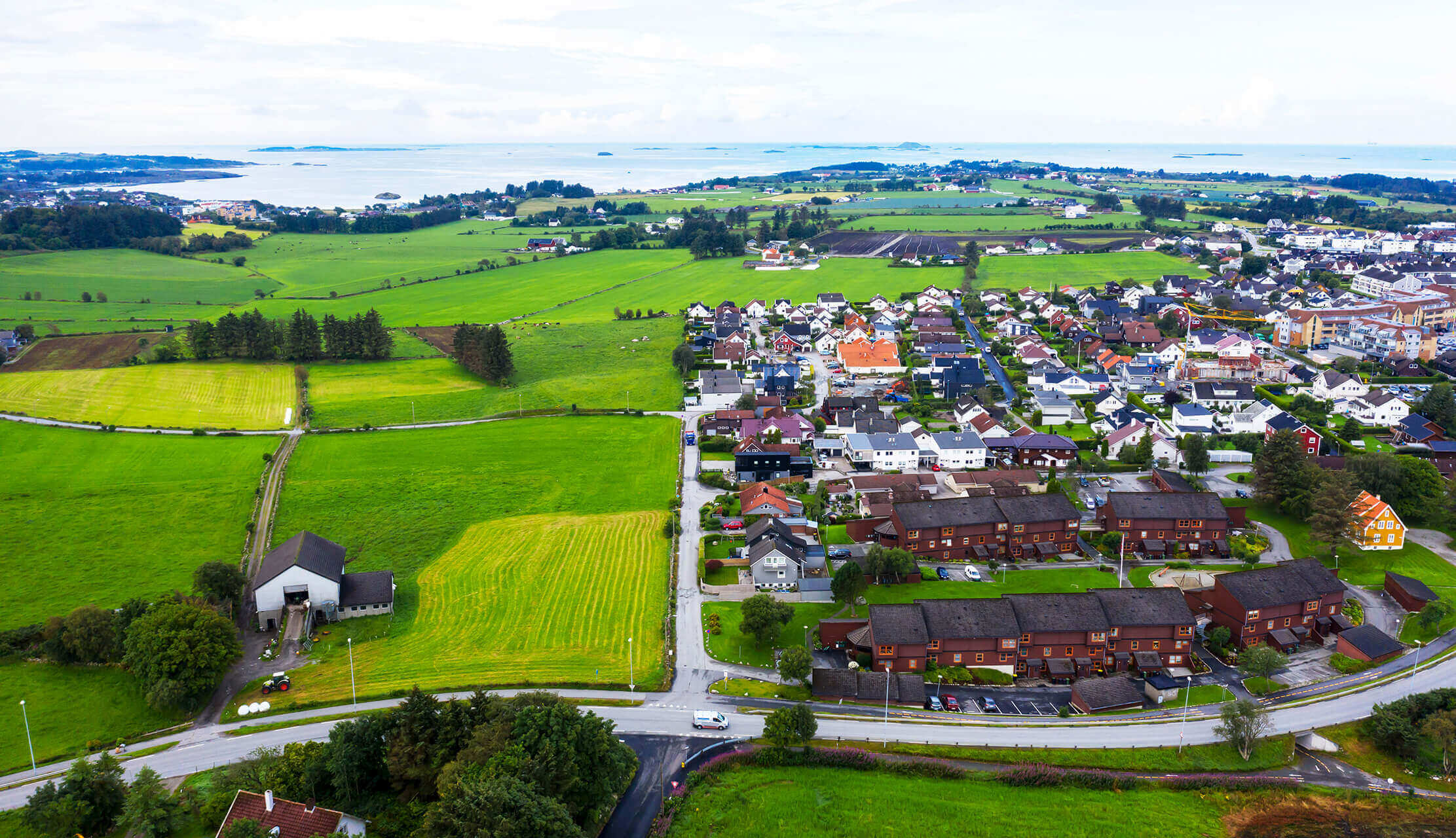 Randaberg sentrum. Lenger bak til venstre er Viste og Vistestranda. Foto: Ove Sveinung Tennefjord.